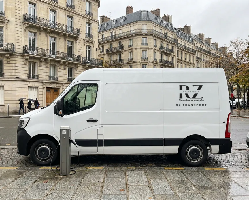 Fourgon électrique 20 m³ RZ Transport garé à côté d'une borne de recharge dans une rue de Paris